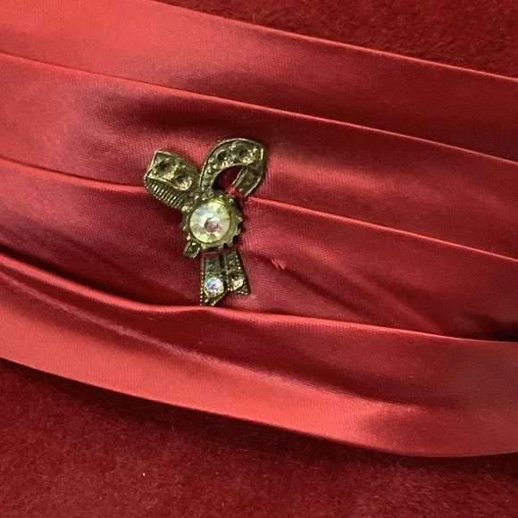 Vintage Red Velvet With Rhinestone Brooch Hat Pillbox *Read Description* - Picture 8 of 8